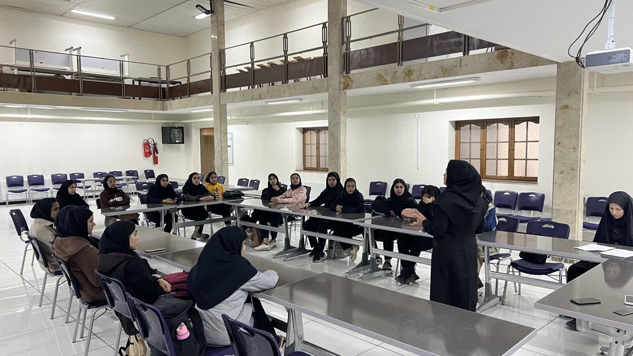 بازدید دانش‌آموزان هنرستان فنی حرفه‌ای ایران از مرکز نوآوری صنایع سرگرمی دانشگاه اصفهان